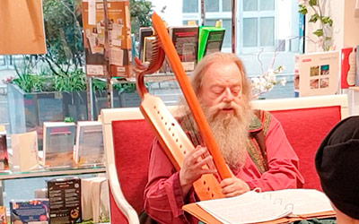 21.4.26, Lindwurm Buchladen Mannheim:
Lesung mit Live-Musik aus &raquo;Roter Mund und wundes Herz&laquo;, hier mit gotischer Harfe