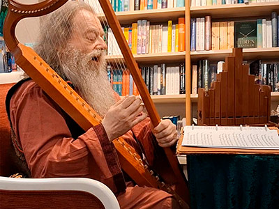 21.4.26, Lindwurm Buchladen Mannheim:
Lesung mit Live-Musik aus &raquo;Roter Mund und wundes Herz&laquo;, hier mit gotischer Harfe