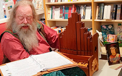 21.4.26, Lindwurm Buchladen Mannheim:
Lesung mit Live-Musik aus &raquo;Roter Mund und wundes Herz&laquo;, hier mit Portativ