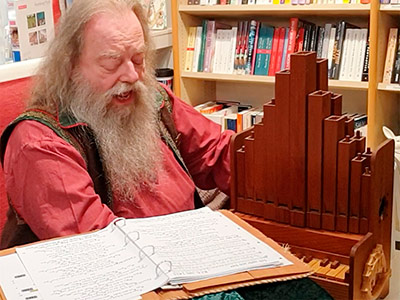 21.4.26, Lindwurm Buchladen Mannheim:
Lesung mit Live-Musik aus &raquo;Roter Mund und wundes Herz&laquo;, hier mit Portativ