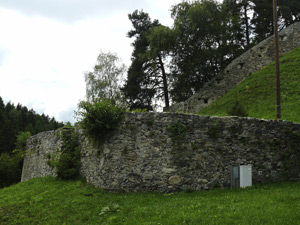 Burgruine Vellenberg (in Goetzens nahe Innsbruck), wo Oswald 1427 gefangen war.  August 2015. Der Link führt zum größeren Foto.